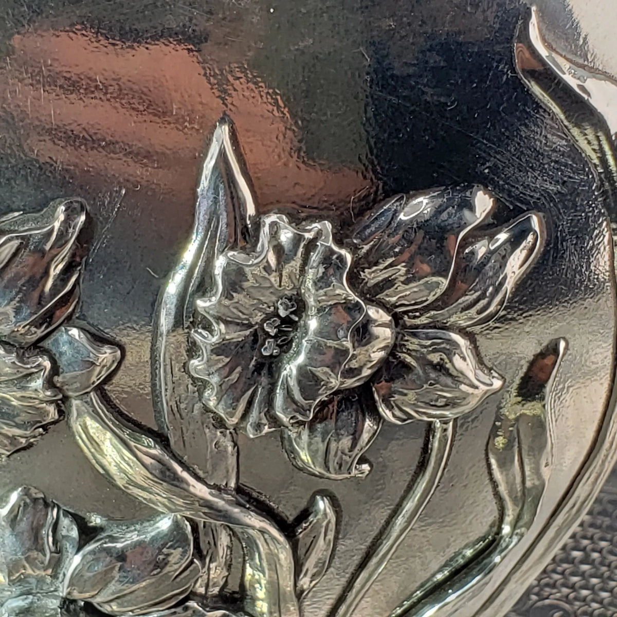 Seagull Pewter Vase - Daffodil Pattern ca 1992 - Made In Nova Scotia