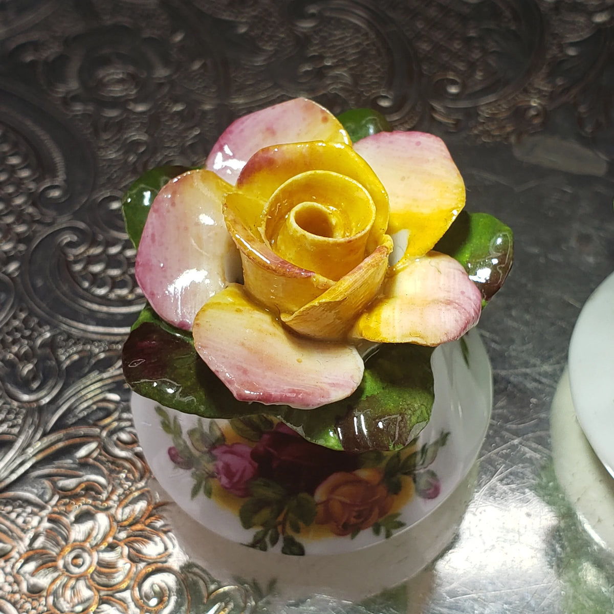 Royal Albert Porcelain Salt & Pepper Shaker Set – Hand‑Crafted Ceramic Roses