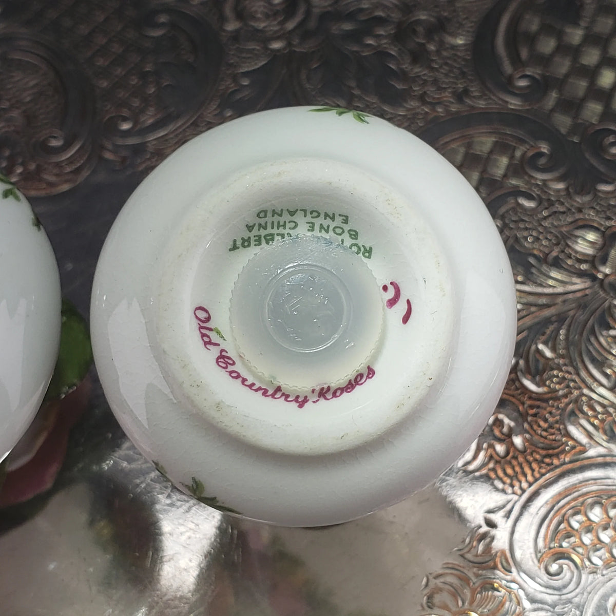 Royal Albert Porcelain Salt & Pepper Shaker Set – Hand‑Crafted Ceramic Roses