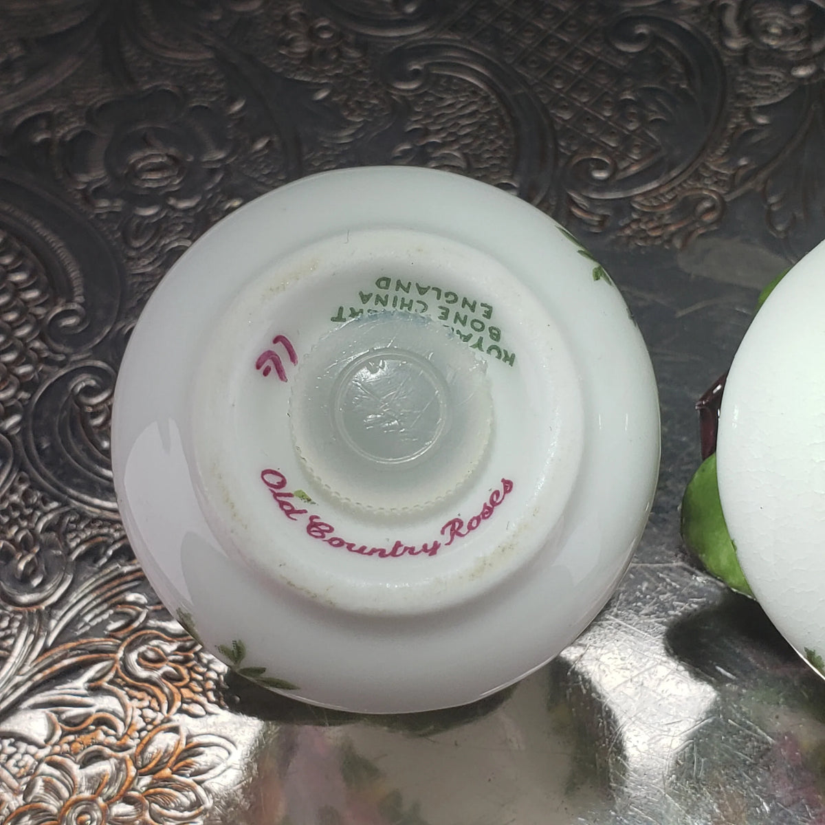 Royal Albert Porcelain Salt & Pepper Shaker Set – Hand‑Crafted Ceramic Roses