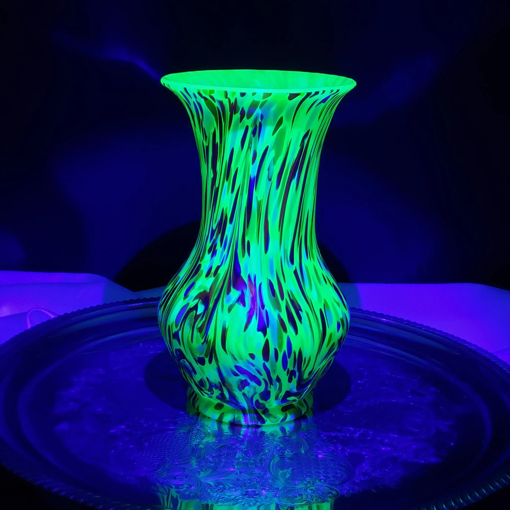 Loetz Ausführung 237 Art Nouveau Vase – Jade Green UV Reactive Glass – Czechoslovakia ca. 1925