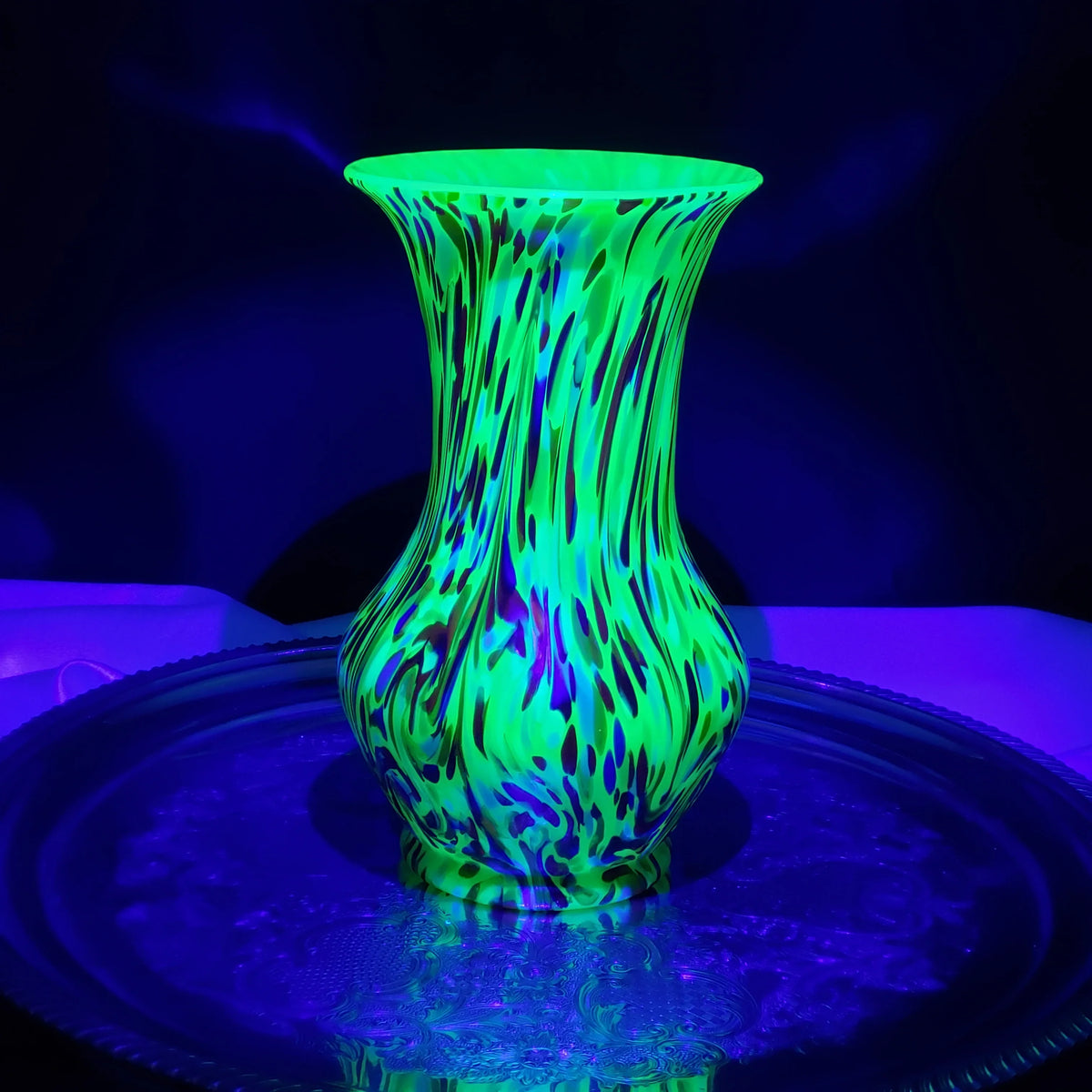 Loetz Ausführung 237 Art Nouveau Vase – Jade Green UV Reactive Glass – Czechoslovakia ca. 1925