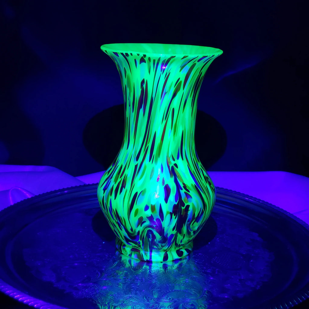 Loetz Ausführung 237 Art Nouveau Vase – Jade Green UV Reactive Glass – Czechoslovakia ca. 1925