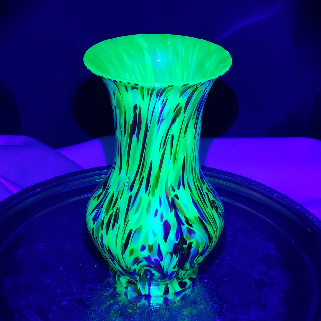 Loetz Ausführung 237 Art Nouveau Vase – Jade Green UV Reactive Glass – Czechoslovakia ca. 1925