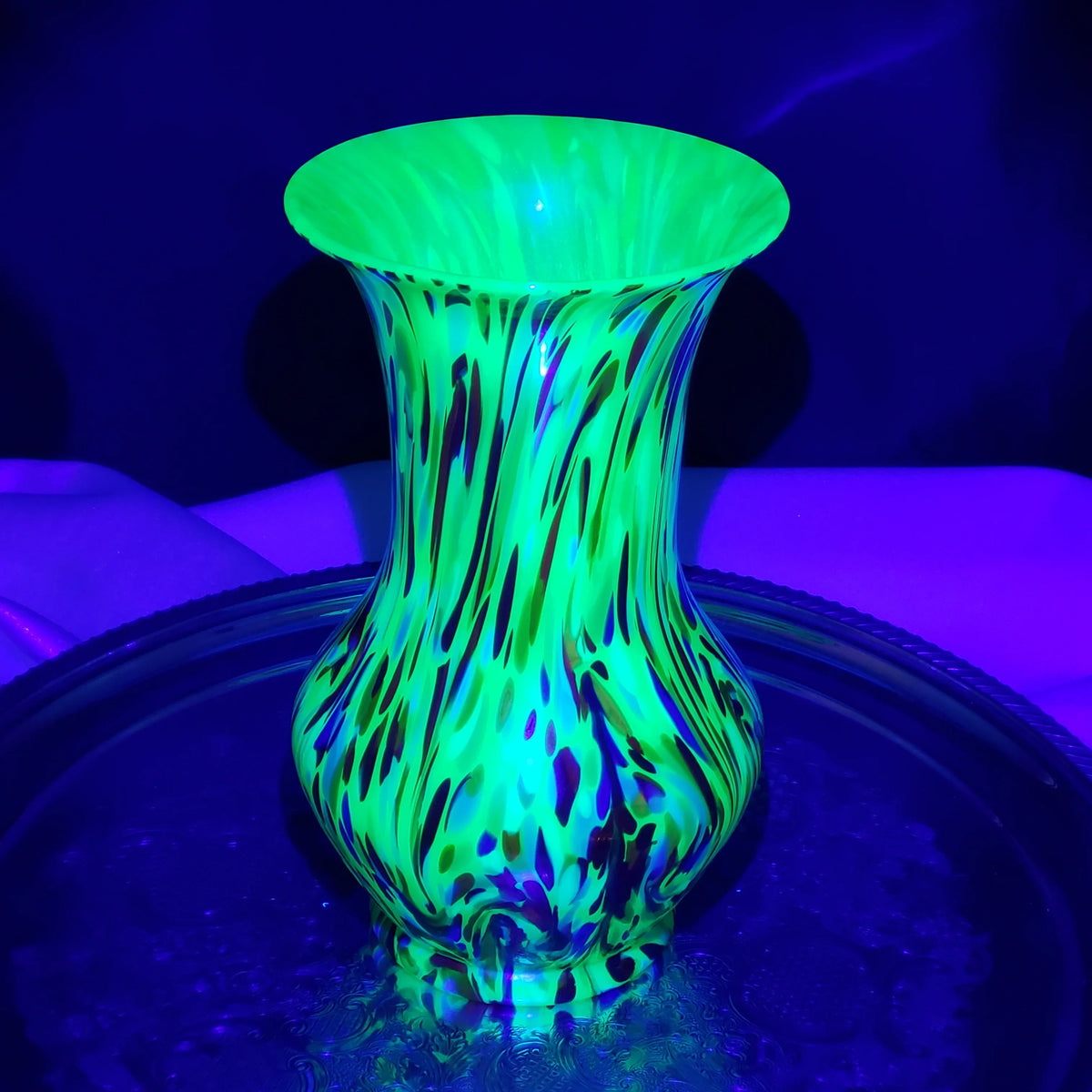 Loetz Ausführung 237 Art Nouveau Vase – Jade Green UV Reactive Glass – Czechoslovakia ca. 1925