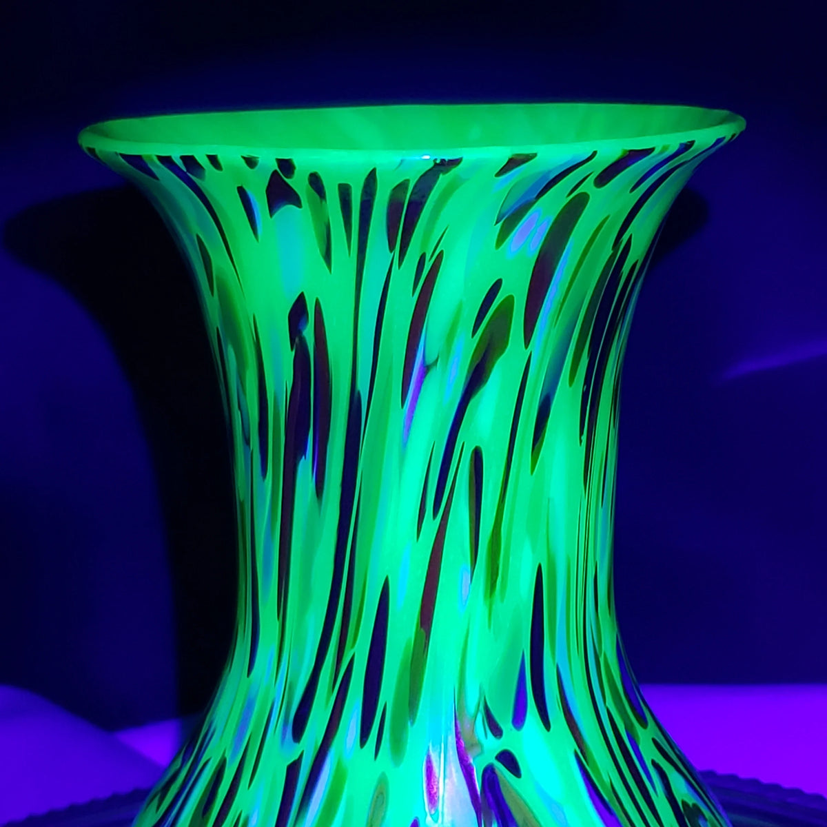 Loetz Ausführung 237 Art Nouveau Vase – Jade Green UV Reactive Glass – Czechoslovakia ca. 1925