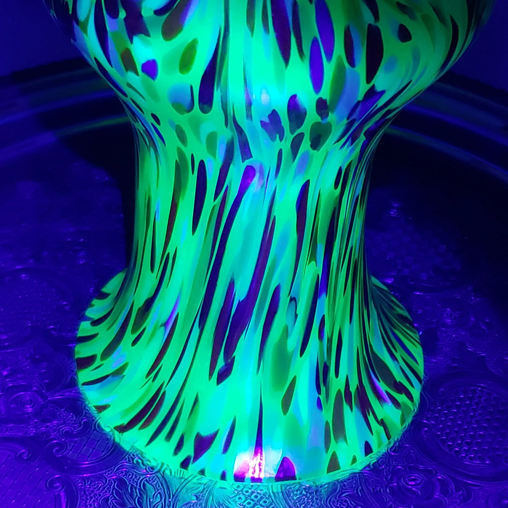Loetz Ausführung 237 Art Nouveau Vase – Jade Green UV Reactive Glass – Czechoslovakia ca. 1925