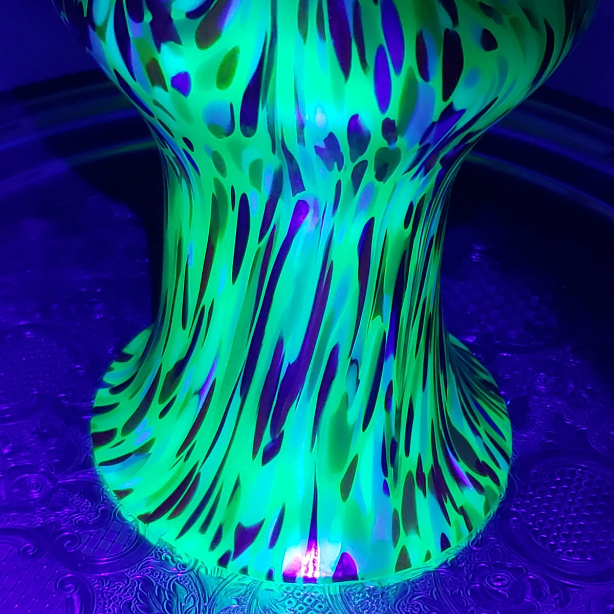 Loetz Ausführung 237 Art Nouveau Vase – Jade Green UV Reactive Glass – Czechoslovakia ca. 1925