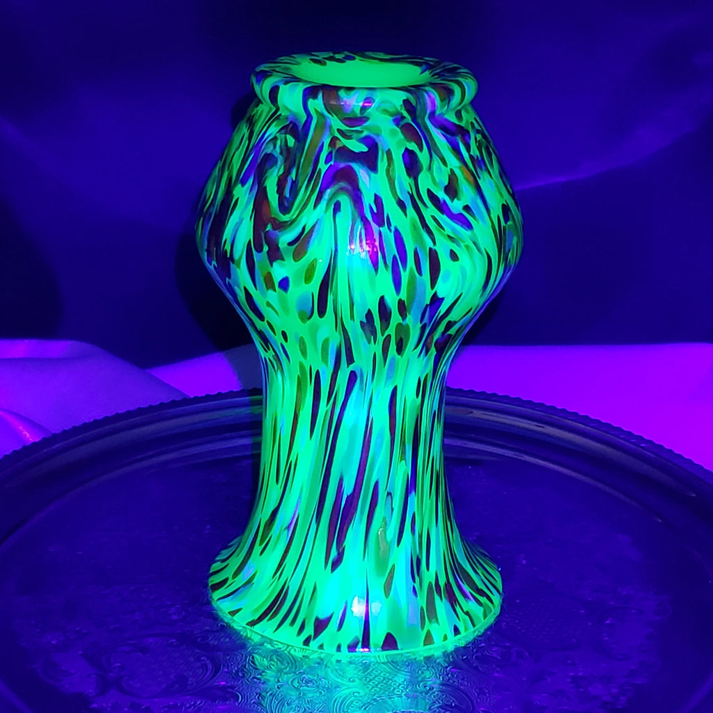 Loetz Ausführung 237 Art Nouveau Vase – Jade Green UV Reactive Glass – Czechoslovakia ca. 1925
