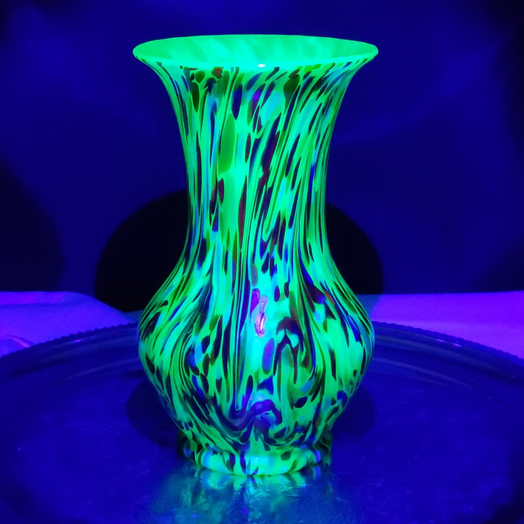 Loetz Ausführung 237 Art Nouveau Vase – Jade Green UV Reactive Glass – Czechoslovakia ca. 1925